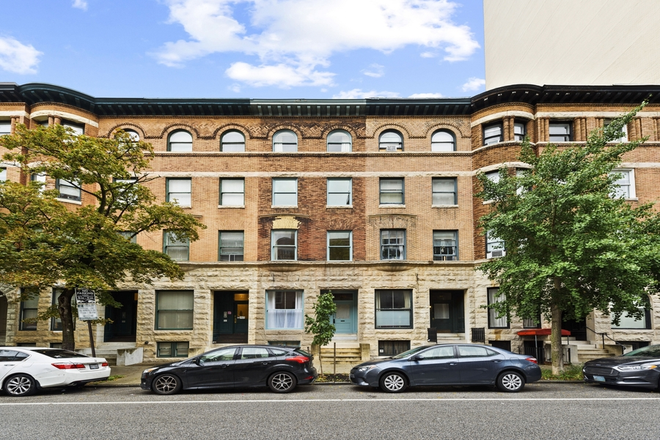 Front of row home. Same block as The Ivy Hotel on corner. - Awesome 4-5 BR home close to JHU UB MICA Loyola. Walk 2 coffee, movies, restaurants w/ yard, parking