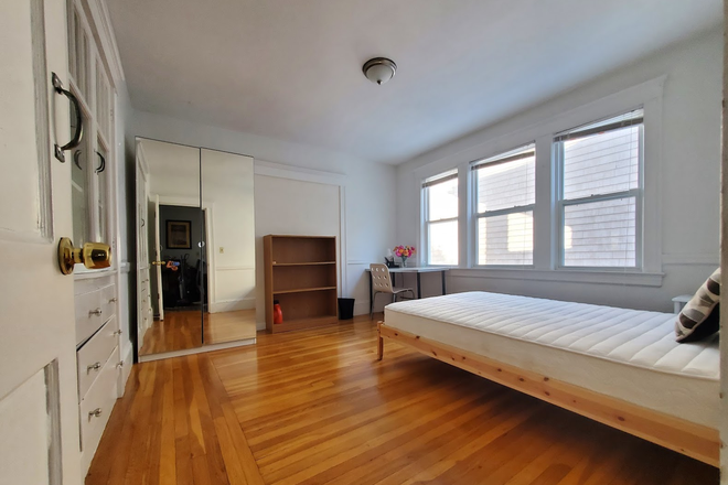 Bedroom - Bright and spacious bedroom for rent, near campus with all amenities Apartments