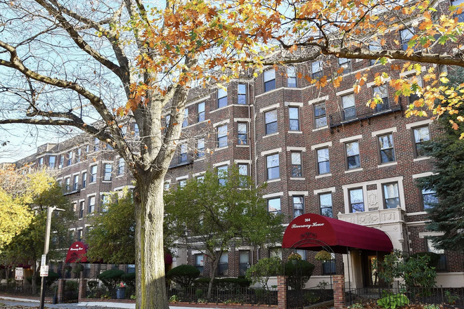 a - Spacious rooms and private patio Apartments