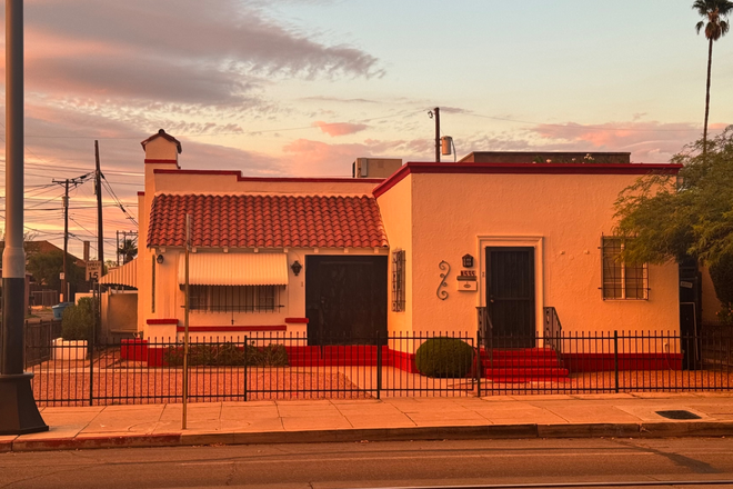 Outside street view - Room Available for Female Tenant — 2x2 House on University Blvd