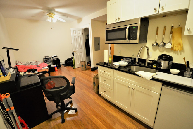 79 Westland Ave. - NO Broker's Fee!! - AVAIL 9/1 - BASEMENT UPDATED HUGE STUDIO ON WESTLAND GREAT LOC Apartments