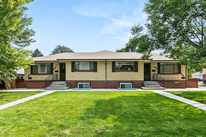 Outside view - 2 Bedroom/1 Bath walking distance to DU Duplex