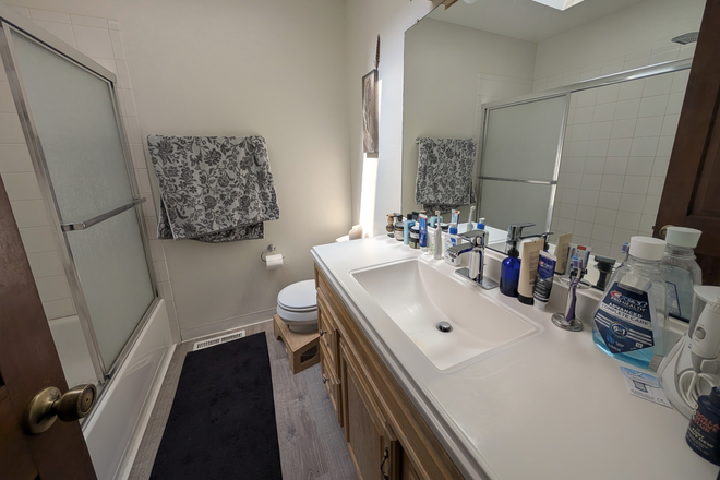 Upstairs Bathroom - Townhome in quiet neighborhood, Northeast Boulder