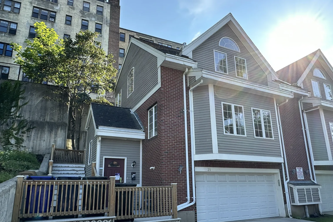 Outside - *SUMMER SUBLETTING* - PRIVATE ROOMS, FURNISHED, PARKING SPOT INCLUDED Townhome