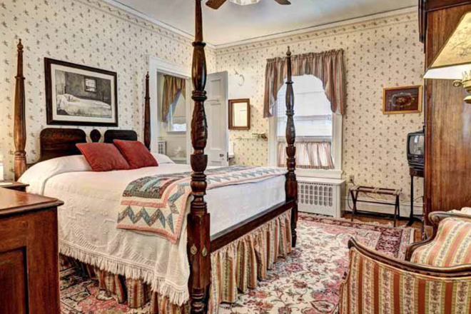 Room for rent - Room at Colonial Capital B&B, Across from Alumni House and Zable Stadium