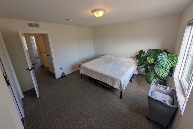 Office and Master Bedroom 4 - Beautiful Furnished 2-floor townhouse 2 Bed 1 Bath