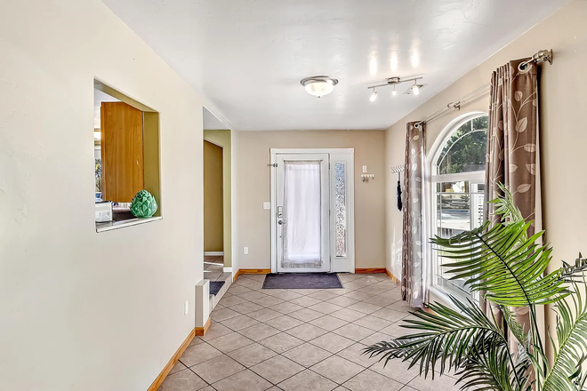 Entryway - 3 Bedroom House Close to Campus
