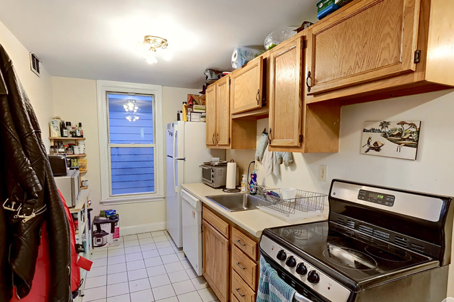 Call NOW for showings! 617-236-8600 - FREEMAN ST - *NO FEE* GREAT DEAL IN BROOKLINE! 4BR *AVAIL NOW* W/ 2 BATH, LNDRY IN BLDNG, RNTL PRKNG Apartments