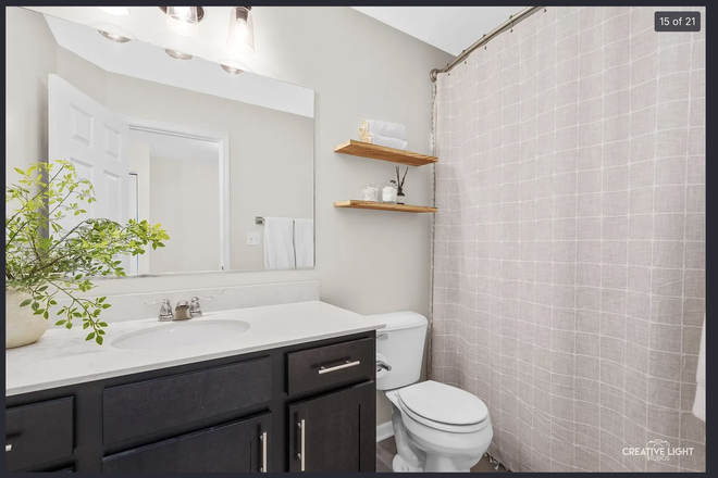 Bathroom - Gramercy square Aurora