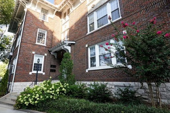 Historic Apartment Building on the corner of Elliston Place and 23rd Ave N - Great Location on Elliston Place walk to Vanderbilt University and Medical Centre.