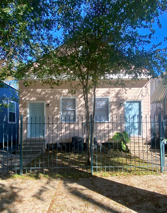 Exterior - 2 Bed 2 Bath Walk to campus, Pool, Off street Parking