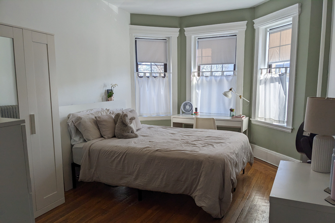 bedroom 2 - FEMALES ONLY- NO rental FEE- beautifully furnished room- heat/H2O incl.- clean/safe
