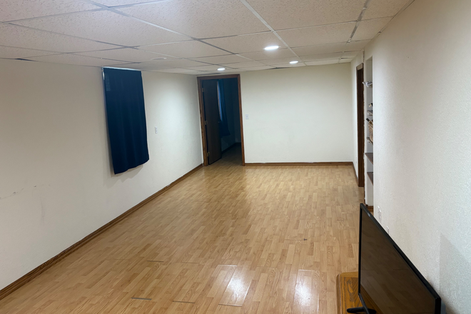 Basement common area - Clean, quiet, house Close to Medary