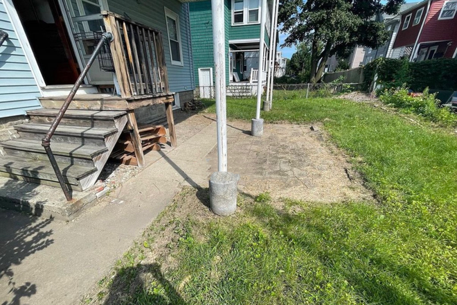 - - GORGEOUS TWO BEDROOM APARTMENT NEAR TUFTS