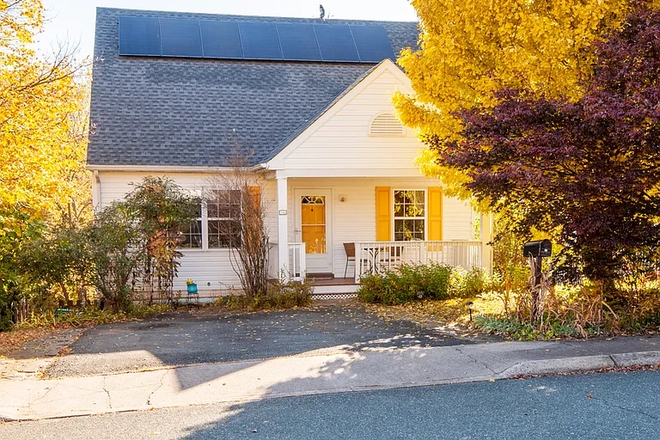 Front of House with two car driveway - Beautiful Furnished House For Rent Near Downtown Mall/Parks