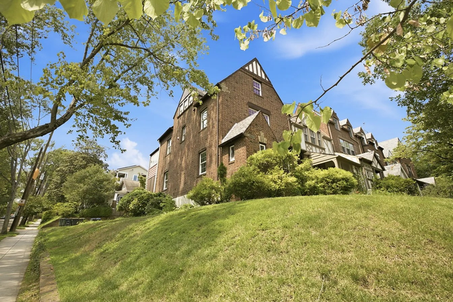 Gorgeous Foxhall Townhouse - Beautiful 4 Bedroom Home Ready for Family or Student Group