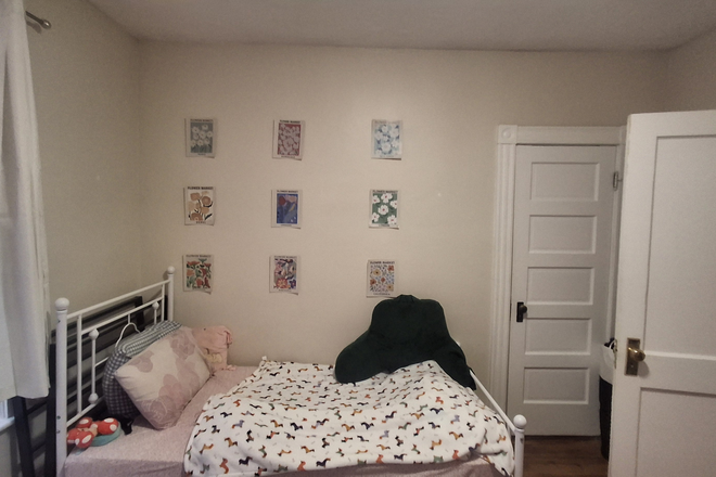 Bedroom - Cute 4 bed - 2 bath apartment in Somerville- Great location and amenities!