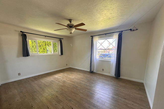 BEDROOM #4 - 3 Rooms for Rent in All-Female House – 1.2 Miles from Chapman + Utilities Included + Renovated Yard