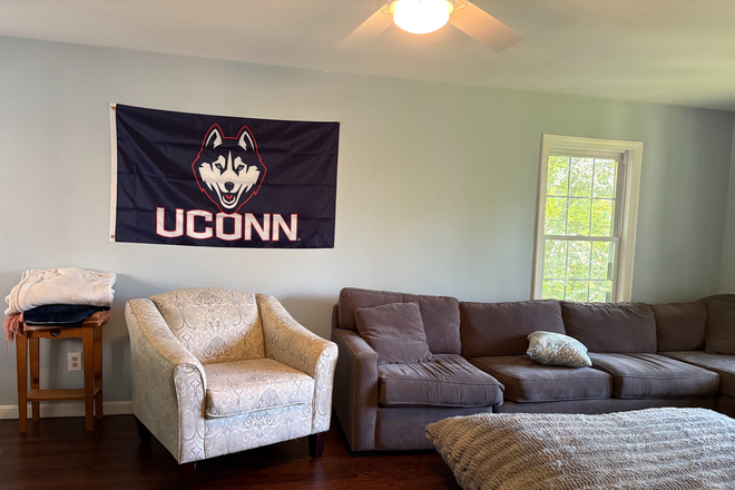 TV room - 4-bedroom house, 10 min from UConn, parking for multiple cars, washer/dryer, perfect for 4 stude