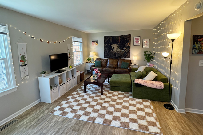 Living room - Private Room – $850 All-Inclusive – Near VT / Vet School