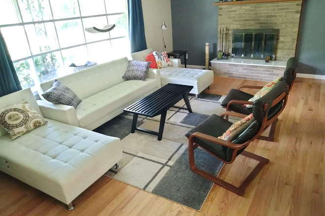 Living Room - Cozy 1 Bedroom in a 4 Bedroom House