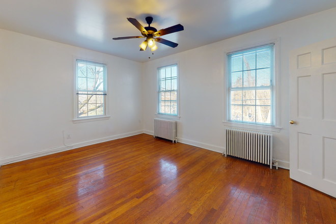 Living room - 4034 Calvert St Apartments