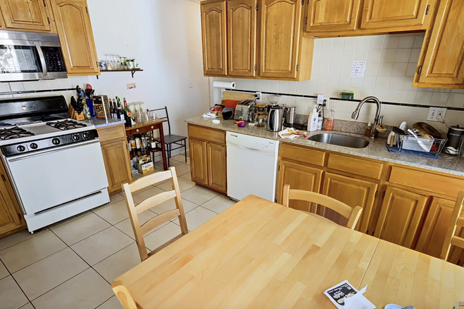 Kitchen - HUGE ** 5 BED 2 BATH** 09/01 WITH PORCH BRAINERD RD Apartments