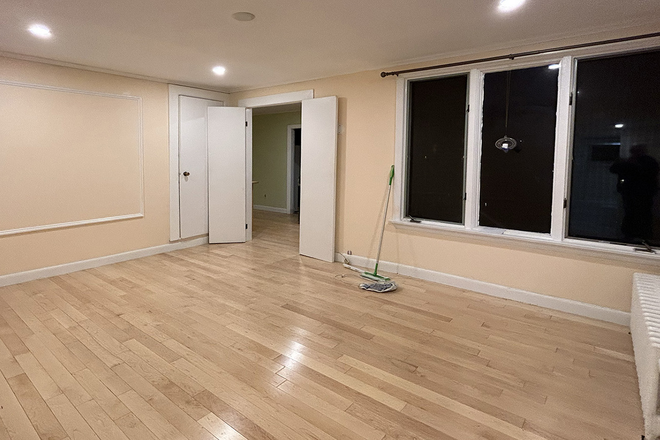 entry room - Large 5 room on quiet dead end street (Eastman Rd). Walk to Harvard, Davis, Porter, Lowell St T House