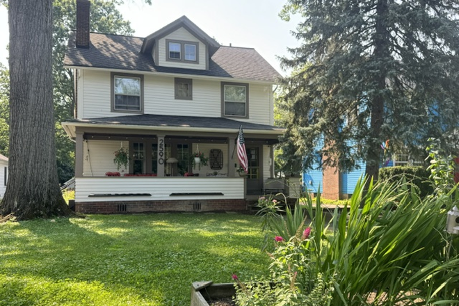 Outside view - Sunny Furnished Room in Cleveland Heights Home – All Utilities Included.