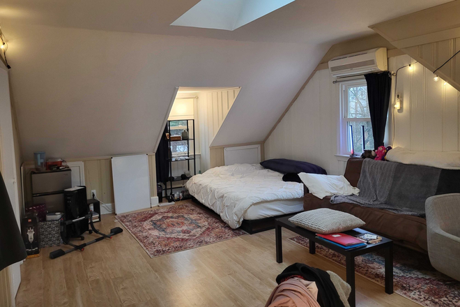 Room: sleeping area - Summer:Room in shared thome-Mountain Ave-Princeton