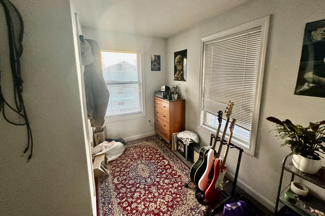 ... - 1 PARKING SPOT INCLUDED - 4 BED