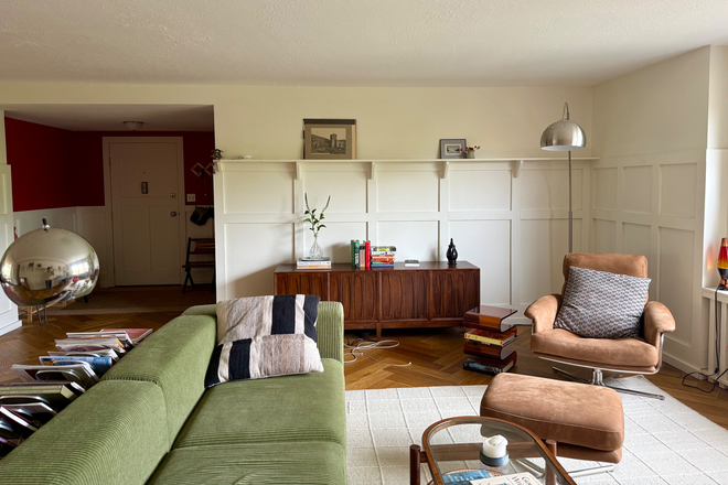 Living Room - Large Condo in Shaker Towers, close to campus
