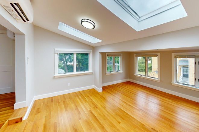 - - Right close to Campus!! Renovated 5 bed 2 bath w/ Laundry Apartments