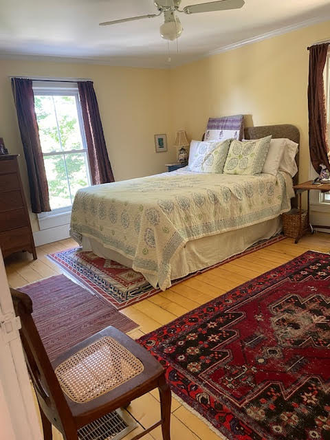 Main bedroom - 3-bed 2-ba beautiful farmhouse 50 min from Burlington
