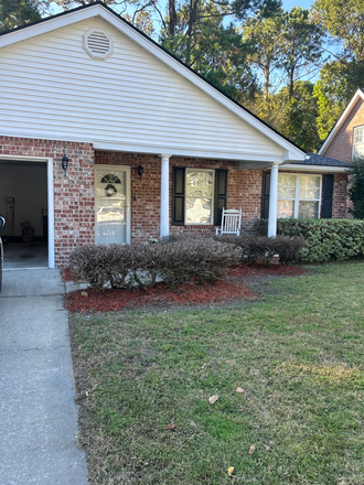 House - Single Story House (3 BR/ 2 BA)  close to campus and Folly Beach! One bedroom currently available