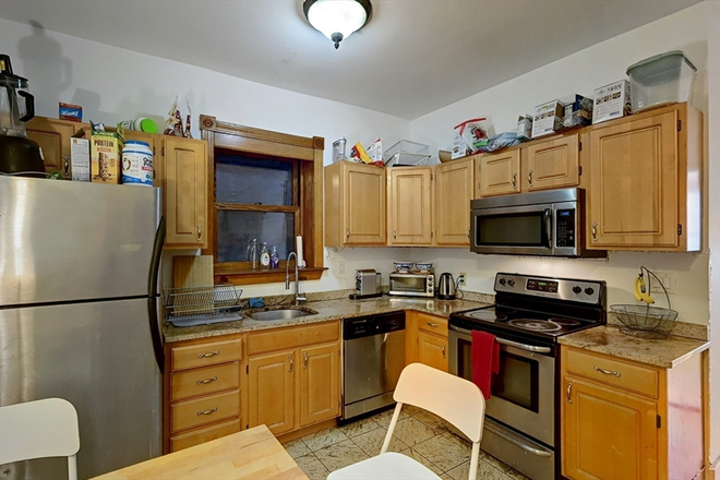 Kitchen - South End 3 Bed across from Campus!!