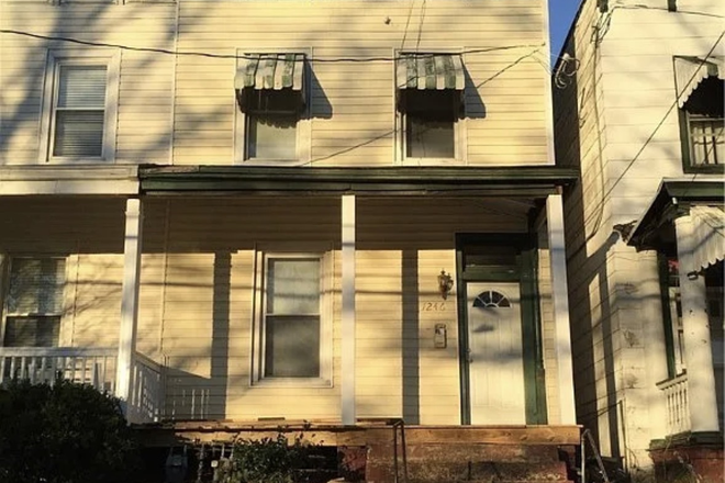 Outside View - Townhouse near Cary St Gym