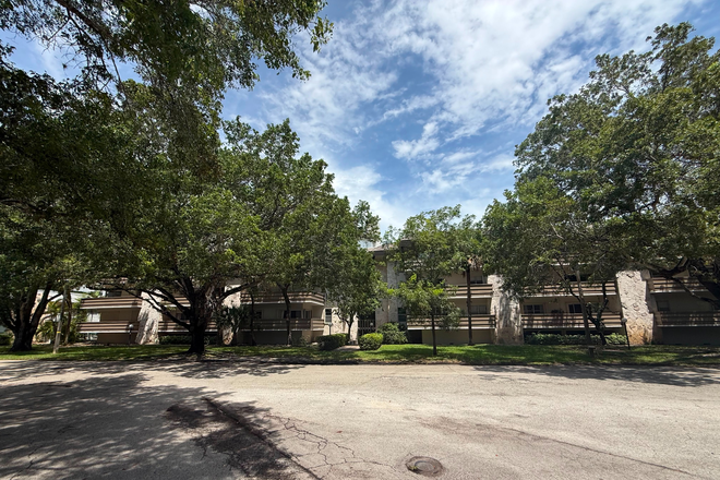 outside - WALK TO CAMPUS; spacious 3 bed for $3,750 with Pool & Gym