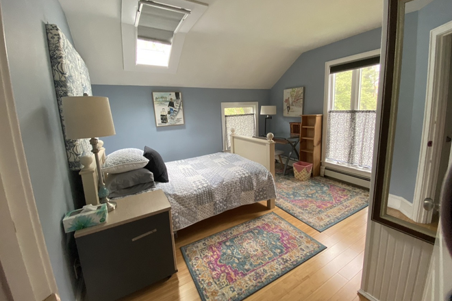 bedroom - Furnished room for female-Cranbury Rd-Princeton Junction