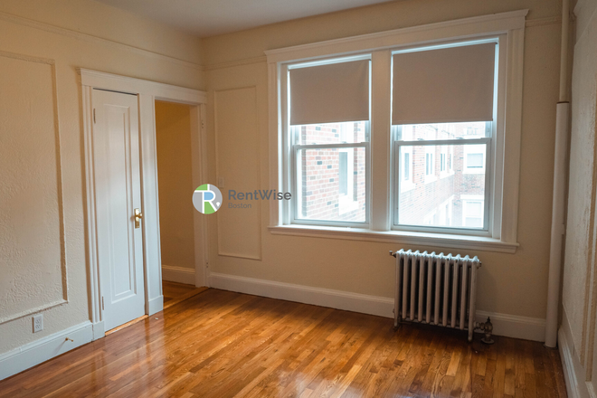 1 - AVAIL NOW-HUGE 2 Rm Studio. H/HW inc. Cat ok. No Broker Fee!
