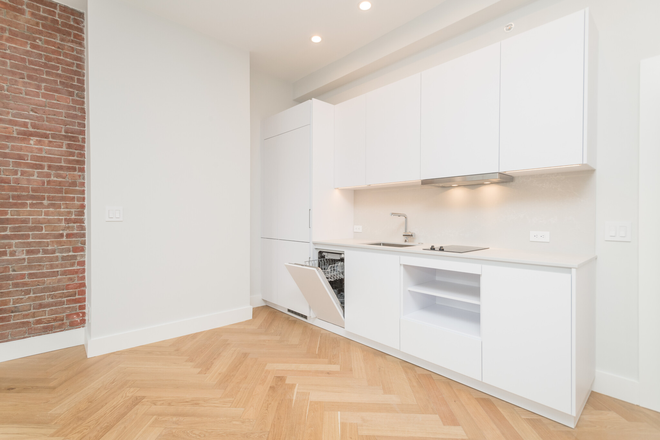 Hub Realty - South End, prime location, renovated studio on top floor with A/C