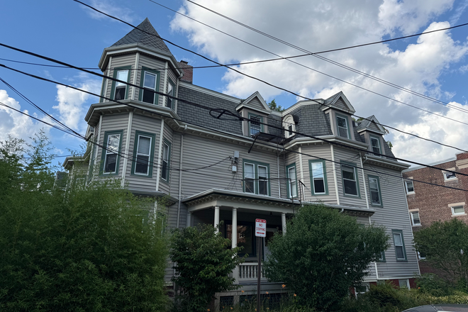 - 1 bed/1bath -- Harvard Square - September 1st