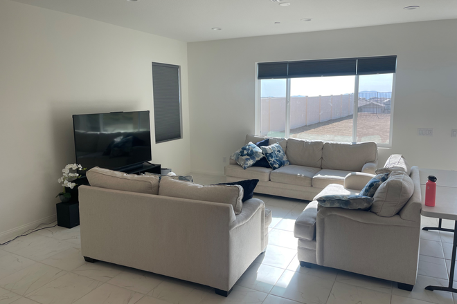 Living room/ lounge - UCR College house. 1 units available co-ed house.