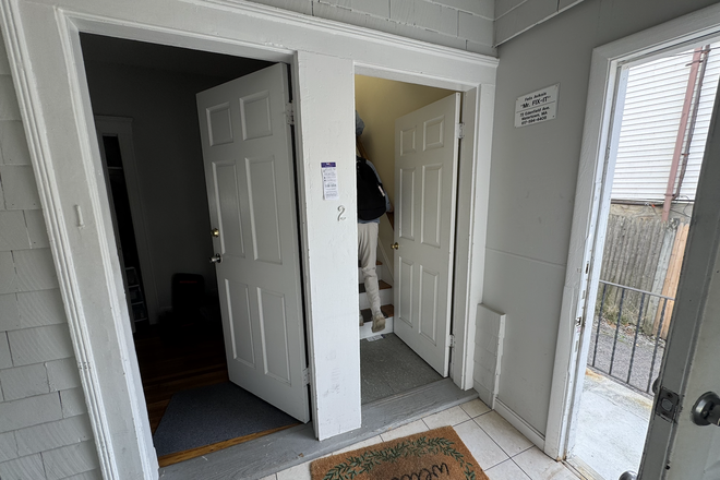 Mudroom - Foster St, looking for someone to sublet in spring/summer 2027 Duplex