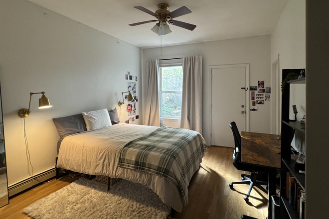 Private Bedroom - Large Private Bedroom in 3-Bed Apartment - Steps from the Birgham Circle Stop!