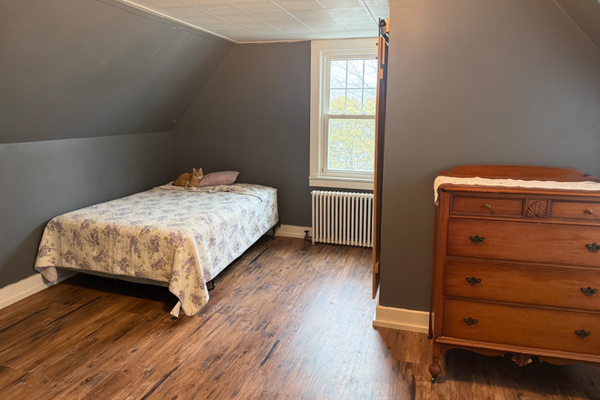 Bedroom, Queen Bed - Bedroom/ Private 1/2 Bathroom with shared shower. !0 minutes to UM