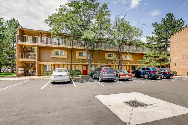 Outside View - $1,650 / 1BR in Boulder’s Wimbledon Apartments | Bright & Cozy