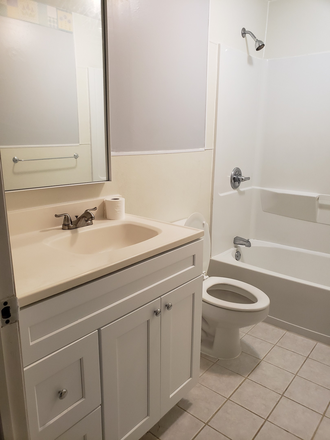 Full Bathroom located at 2nd floor near 2 bedrooms - ROCKRIDGE CONDOMINIUM 3-LEVEL TOWNHOUSE $1975/MONTH