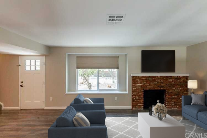 Living Room - 3 bedrooms in a house walking distance to campus/ Open for double occupancy