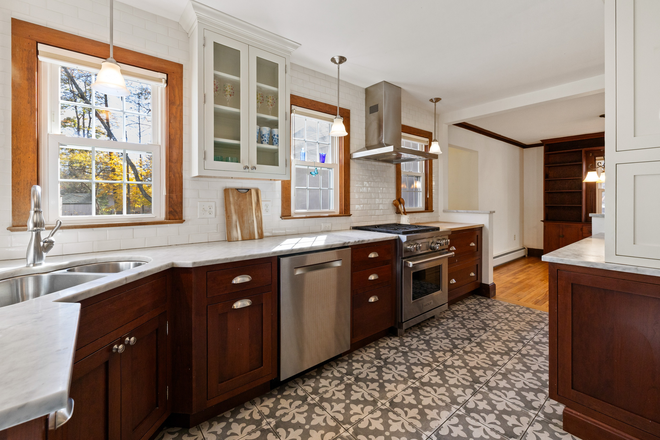 Kitchen - 61 Woodlawn Ave